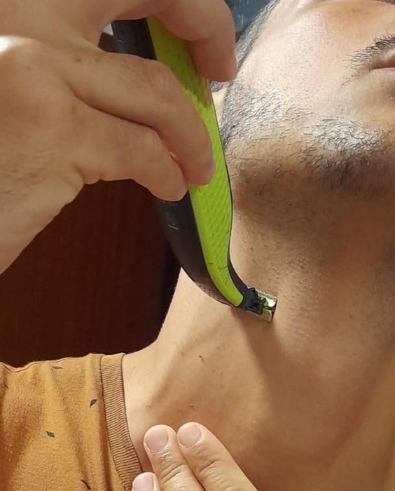 Customer using the Philips OneBlade on the neck